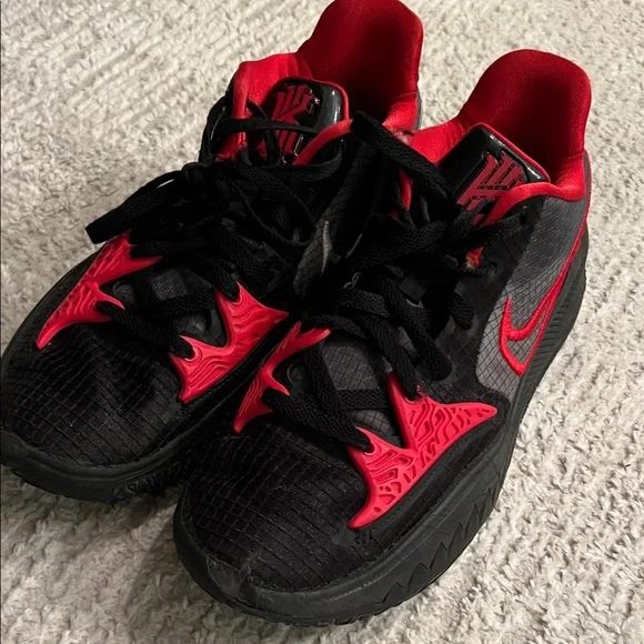 Nike Men Size 9 - Nike Kyrie Low 4 Bred Black/White/University Red - Picture 1 of 13